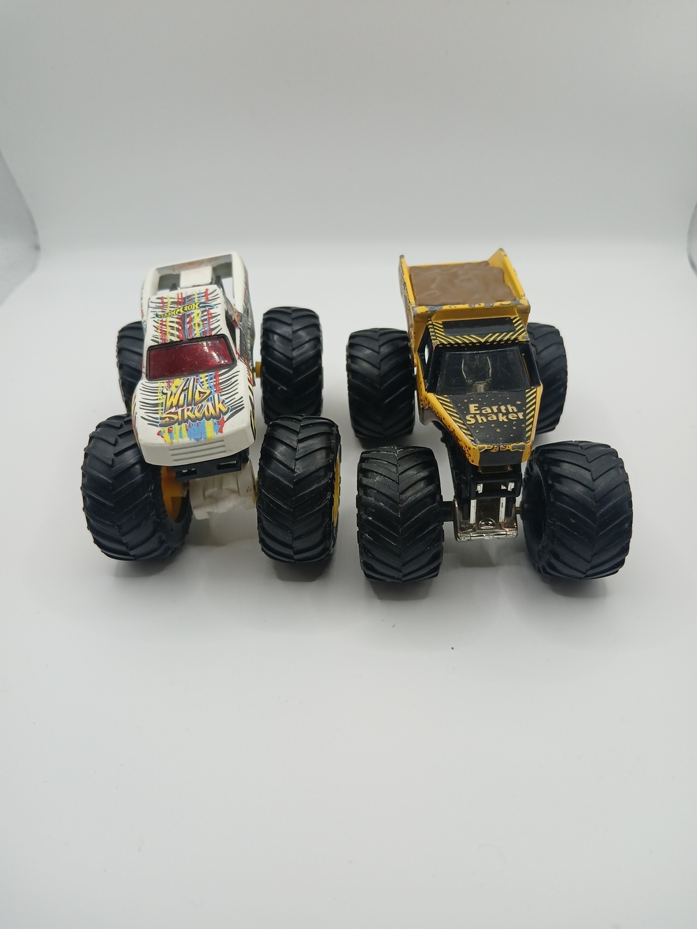 Hot Wheels Monster Trucks Wild Streak Zebra Stripe 1:64 Scale & Earth Shaker